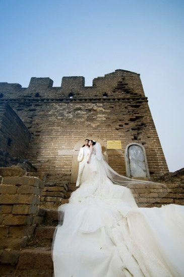 长城拍婚照 穿21斤10米大拖尾婚纱