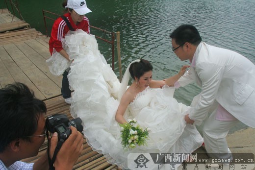 新人拍婚纱_首要新人要注意的是,不一样的婚纱摄影商家在让新人拍婚纱照选婚纱...(3)