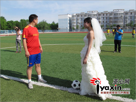 足球婚礼:新娘赛场中央开球_婚嫁资讯_影楼