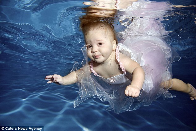 摄影师水下拍摄婴儿游泳 像水母萌态逼人