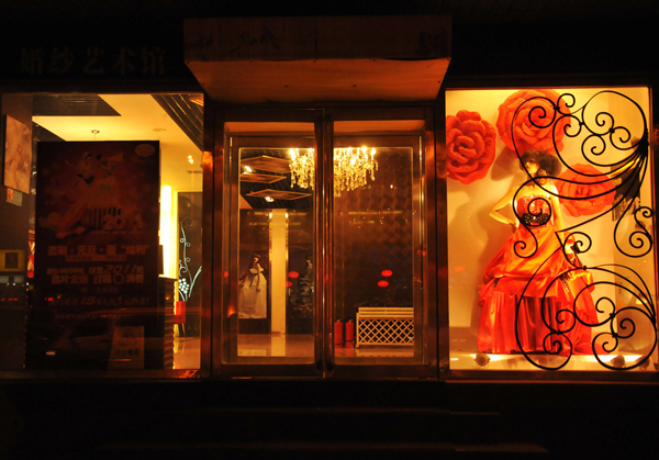 玛雅婚纱影楼橱窗设计,绚丽绽放的红玫瑰