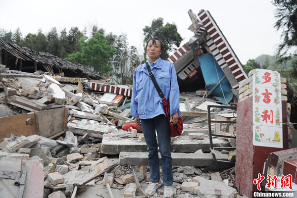 震后余生:雅安芦山地震后的人物照片(2)