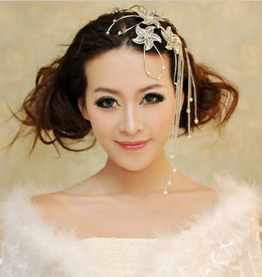 轻日系新娘发型,扎起的蓬松发髻,露额发型更显优雅气质,搭配水钻流苏