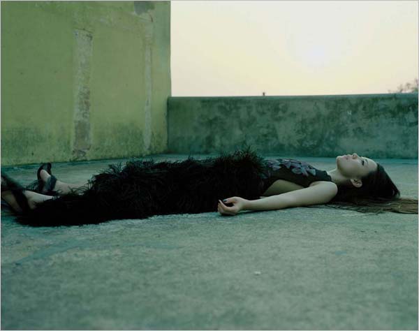 日本摄影家izima kaoru:唯美的死亡