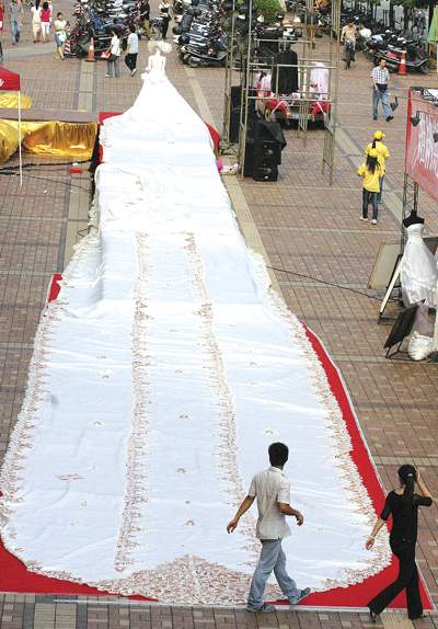 60米!世界最长婚纱现佛山 205-6-27