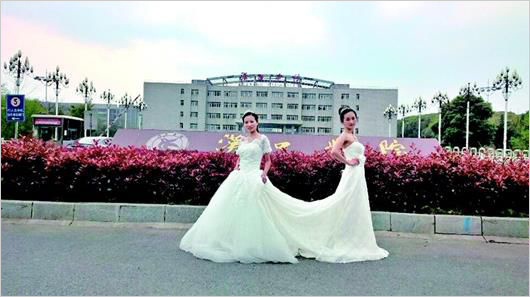 武汉大学婚纱毕业照_武汉大学婚纱毕业照抢镜娱乐 又到毕业时(2)