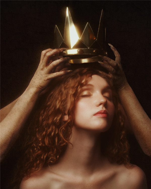 stoddard的摄影作品,飘渺的画面象征梦幻的场景,头戴的皇冠就是梦想的