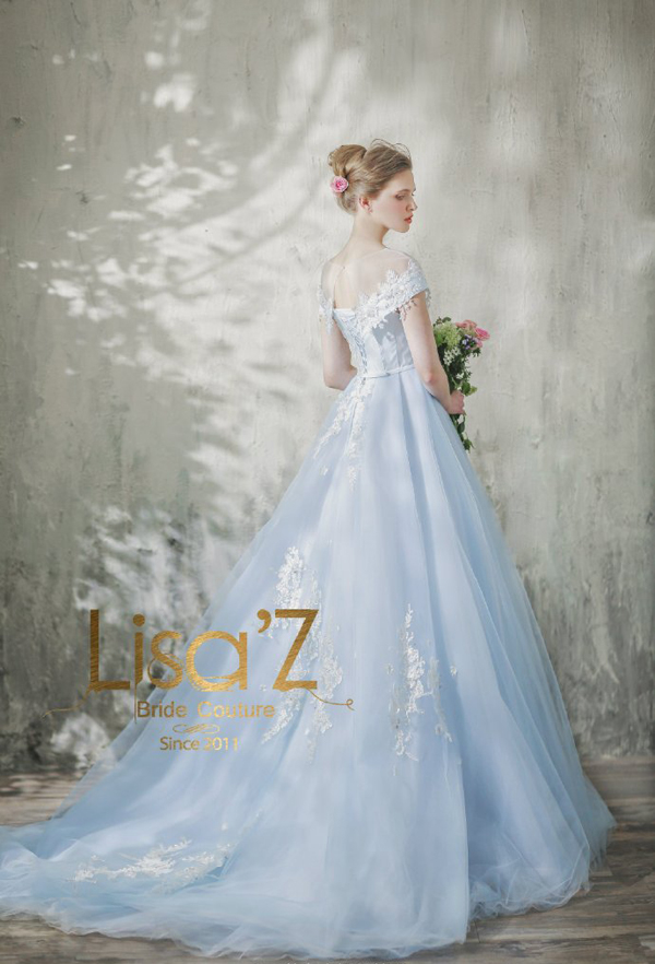 宫廷式浅蓝色婚纱礼服 展现新娘完美线条