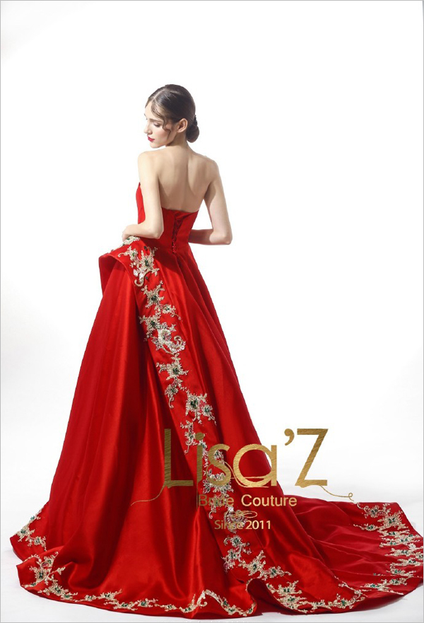 中国风的红色婚纱礼服