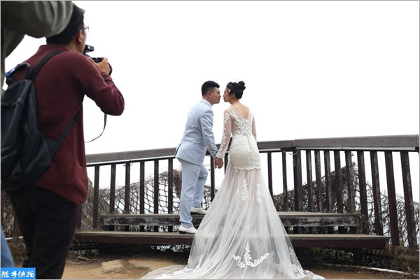 元旦假期婚纱摄影师拿生命拍照 年赚超15万