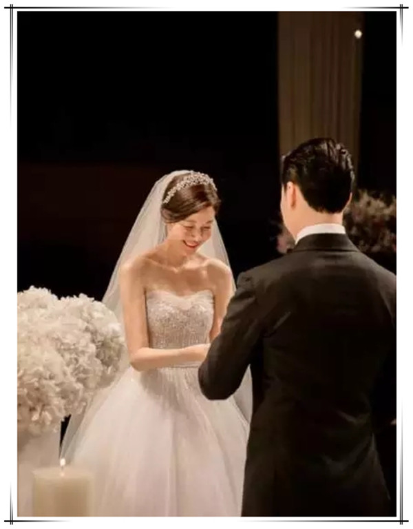 《金秘书》朴敏英靠这三点,经典示范韩式新娘造型!