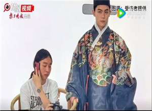 最新影樓資訊新聞-85后**香港男設計師巧手做漢服：用針線穿引傳統文化