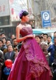 最新影楼资讯新闻-南京街头婚纱“秀”