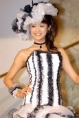 日本女星展示新款婚纱化身“斑马公主”