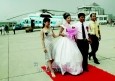 最新影楼资讯新闻-要让蓝天见证爱情 一对新人乘飞机举办空中婚礼