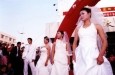 最新影楼资讯新闻-街头婚纱秀 引来居民围观喝彩 2004-12-13