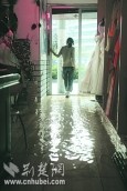 最新影楼资讯新闻-主水管阀门坏了 婚纱店惨遭水淹5小时 2005-4-19
