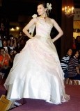 美伦美奂的香港婚纱秀 模特展示新款婚纱