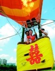 最新影楼资讯新闻-重庆市首例热气球婚礼浪漫上天2006-8-9