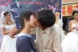 最新影楼资讯新闻-安徽界首情侣接吻送婚纱套餐2006-8-26