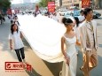 最新影楼资讯新闻-潍坊市城区百米婚纱走秀街头2006-9-13