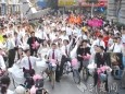 最新影楼资讯新闻-武汉百名新人骑单车办婚礼2006-9-26