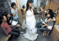 最新影楼资讯新闻-大学生办公寓文化节 塑料桌布编婚纱