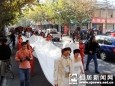 最新影楼资讯新闻-一款行走在街头的特长婚纱吸引了路人的目光