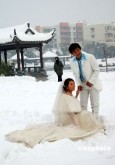 最新影楼资讯新闻-巢湖新人不畏严寒 风雪中拍摄婚纱照
