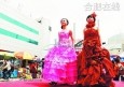 最新影楼资讯新闻-滁州街头演绎婚纱秀