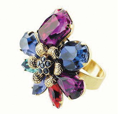 紫蓝色宝石花朵戒指，不规则花瓣设计烘托中央娇媚小花