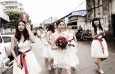 最新影楼资讯新闻-婚纱合影最流行：新娘带伴娘 俏丽“女人帮”