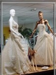 最新影楼资讯新闻-欧洲街头千姿百态的婚纱橱窗模特