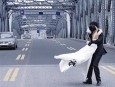 外白渡桥上拍婚照　幸福的背后不要忽视人身安全