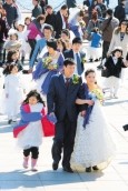 2011大连婚庆旅游节女骑警助阵　农民工集体婚礼