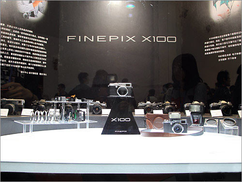 最新影楼资讯新闻-2011CHINA P&E：万元相机被拆碎　富士展台直击