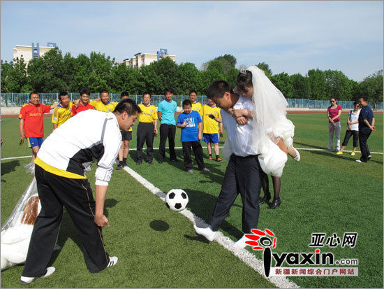 “足球婚礼”：新娘赛场中央开球 婚庆资讯 婚礼策划