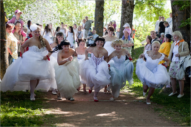 爱沙尼亚准新娘赛跑大战 争芳斗艳 婚嫁 婚礼现场