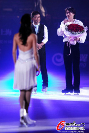 2011冰舞盛典 演出现场佟健深情向庞清求婚 结婚 婚礼策划 求婚