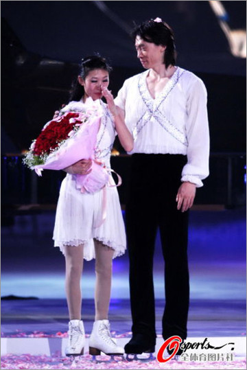 2011冰舞盛典 演出现场佟健深情向庞清求婚 结婚 婚礼策划 求婚