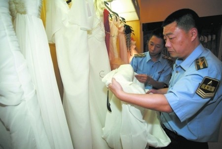 绵阳市纤维检验所在检查中发现，当地部分婚纱摄影店存在婚纱清洗、消毒不规范的问题