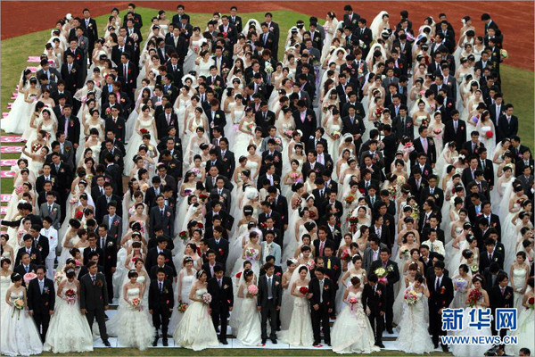 台湾棒球场集体婚礼 球棒“拱门”超级大场面 婚嫁资讯 集体婚礼