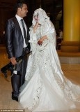 最新影楼资讯新闻-利比亚婚礼新郎双枪迎娶新娘 现场军装武装战斗准备