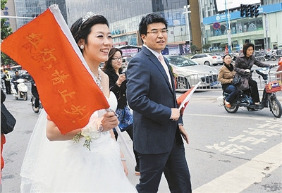郑州一新娘披婚纱协管交通 另类婚礼引热议 婚纱 婚礼