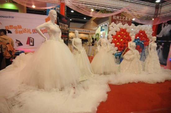 世界最长婚纱亮相杭州 长达3388米