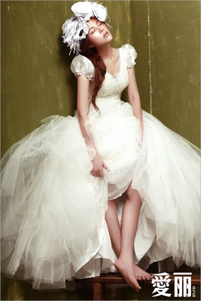 末日视觉冲击：2012新娘婚纱造型流行时尚 婚纱礼服