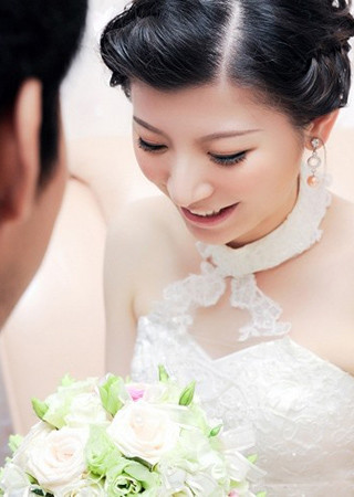婚礼当天新娘应选择什么样的妆容　化妆造型