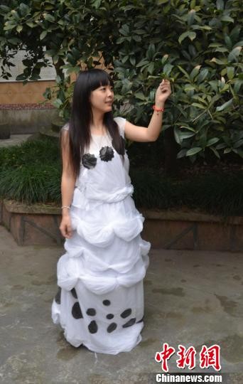 最新影楼资讯新闻-重庆90后女孩时尚创意 一次性桌布变身婚纱