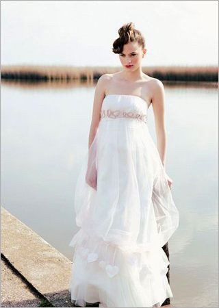 白色简洁直身婚纱 缔造永恒浪漫经典 婚纱礼服