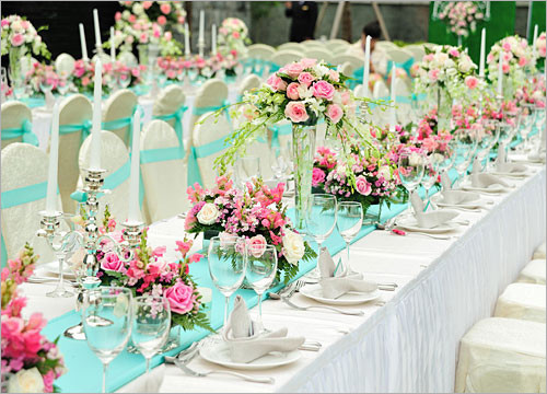西式长桌婚宴布置 高低装饰搭配出特色气势 婚礼策划